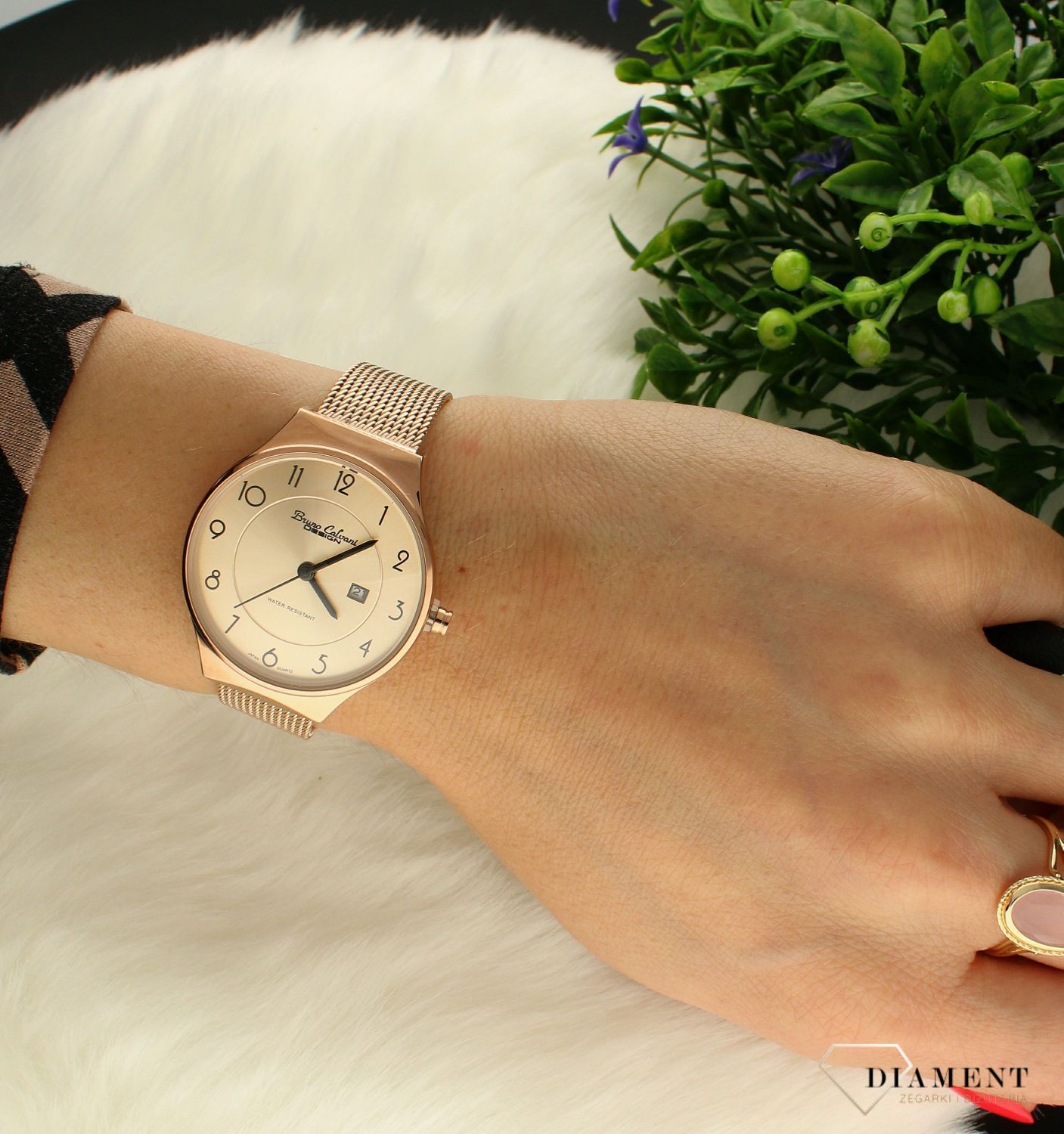 Zegarek damski różowe złoto Bruno Calvani BC3125 ROSE GOLD.  Tarcza zegarka okrągła w kolorze różowego złota z wyraźnymi cyframi czarnymi, wskazówki w kolorze czarnym. Dodatkowym atutem zegarka jest wyraźne logo (3).jpg